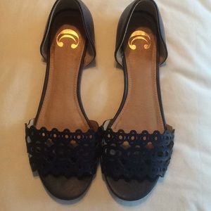 Like new flat sandals